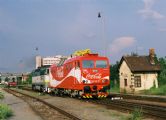 754.083 posunuje s lokomotívou 362.015 na medzilaboreckom zhlaví stanice v Humennom dňa 8.7.2005