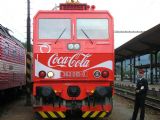 Bratislava - Nové Mesto: 362 015 ''CocaCola'' s pánom výpravcom