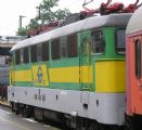 Gyor: Vlak č. 594 do Szerencsu, ťahaný lokomotívou GySEV, hneď za ňou sú radené priame B-vozne ZSSK do Sátoraljaujhely
