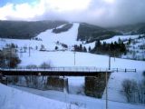 Za mostom sa nachádza lyžiarské stredisko, február 2005, © Doktorka