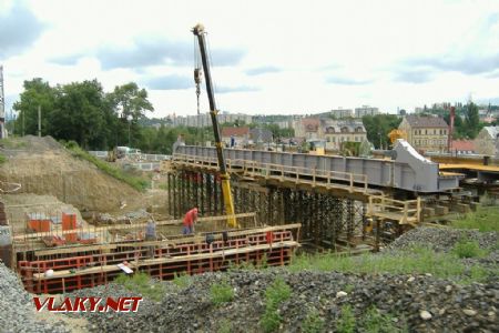 V úseku Karlovy Vary - Karlovy Vary Dvory pribudne nový most ponad budovanú cestu. Trať je teraz jednokoľajne vedená ''esíčkom''.