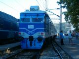 Osobný vlak do Podgorice pripravený na odchod z Baru. Na čele el.jednotky je logo ŽCG. 5.8.2005