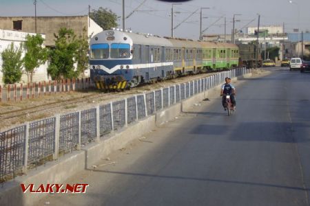 Vlak na trati Monastir-Sousse vchádza do letoviska Sousse