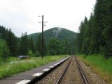 Pohľad na trať smerom na Dedinky zo zastávky Stratená,  10.7.2005