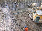 žst. Pezinok: vykopaná jama podchodu, vŕtanie úchytných káps pre ukotvenie výstuže konštrukcie podchodu