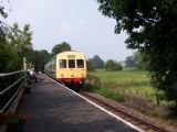 Historická jednotka r. 101 vchádza na zastávku Wymondham Abbey, Mid-Norfolk Railway, 3.9.2005