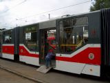 Pohľad na nízkopodlažný stredový článok električky KT8D5, 17.9.2005, Depo Praha Hostivař