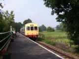 Historická jednotka r.101 vchádza na zastávku Wymondham Abbey (Mid-Norfolk Railway); Wymondham Abbey; 3.9.2005 © M. Gono