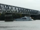 Most ponad Dunaj s krásnym motorovým člnom; 8.10.2005 © Jakub Wlachovský