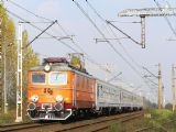 Mimoriadný vlak na čele s EP05-23 prechádza výhybňou Wyczerpy