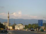 Za týmito horami je už Kosovo, naznačuje to aj smerová tabuľa, 2.9.2005, © Jakub Ulaher