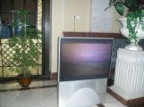 Cestujúcim slúži aj tento plazmový televízor, 30.9.2005, Ľvov, © Blanka Ulaherová