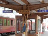 Nástupište s názvom stanice aj v Japonskom jazyku, 26.7.2005, St. Moritz