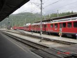 Súpravy radené do Bernina Expressu ticho oddychujúce v žel. stanici, 26.7.2005, St. Moritz