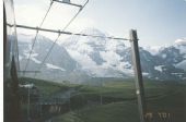 Horská ozubnicová železnica Jungfraubahn, pohľad z vlaku, v pozadí Alpské velikány Monch, Eiger, Jungfrau, 29.7.2001, Zubačka