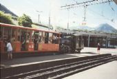 Vitznau - nástupná stanica na ozubnicovú železnicu na Rigi Kulm s historickým vlakom ťahaným parným rušňom, 25.7.1998, Vitznau