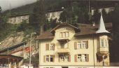 Budova a v pozadí nástupná stanica ozubnicovej železnice na Pilatus, 26.7.1998, Alpnachstadt