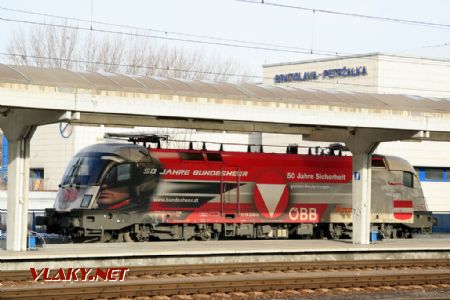 1116.246 ÖBB čaká pri staničnej hale na príchod IC 402 Gerlach, Bratislava-Petržalka, 20.2.2006, © Garin