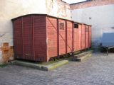 Sklad zo skrine krytého nákladného vozňa na ''nádvorí'' malej rotundy je umiestnený vedľa steny dielní TTZI, RD Nové Zámky, 29.10.2005, Jozef Kollár