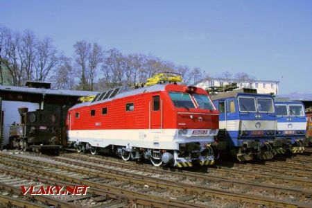 350.011 v spoločnosti parnej 310.097, 363.146 a 363.135, depo Bratislava hlavné 22. 3. 2006, foto © PhDr. Marián Dujnič