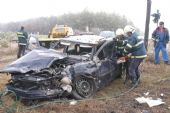 Valtice, střet Opelu Vectra a osobního vlaku, hasiči otevírají vrak auta © Václav Šálek