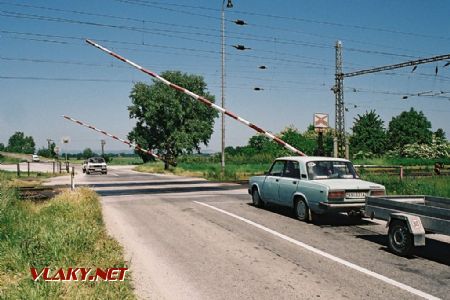 28.5.2005, po prechode rýchlika môžu vodiči pokračovať ďalej v ceste, © Branislav Grebečí