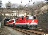 2143.037 a 1014.018 ÖBB vychádzajú z Bratislavských tunelov na čele ER2514, 28. 3. 2006 © PhDr. Marián Dujnič