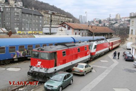 2143.037 a 1014.018 s osobným vozňom Bp, tzv. ''Dvor'' Bratislava hl. st., 28. 3. 2006 © PhDr. Marián Dujnič