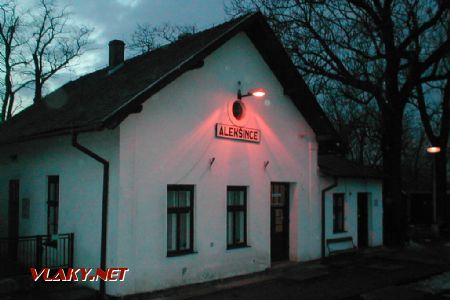 žst. Alekšince: staničná budova, 10.2.2003, © Tomáš Rotbauer