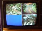 Tzv. kvadrátor mi umožňuje sledovat až čtyři obrazy najednou, vlevo chybí obraz ještě ze skrytého nádraží , obraz odstavného přepínám s kamerou která je umístěná ve voze, © Radislav Wimmer