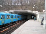 Metro vychádza z tunela na zastávku ''Dnipro'', 15.4.2006, Kyjev, © Jakub Ulaher