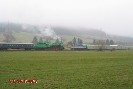 Míňanie sa Antona a pravidelného osobného vlaku, 20.4.2006, Horná Štubňa, © MAYO