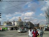 Za týmito budovami je nenápadne ukryté obrovské trhovisko, 16.4.2006, Mariupol, © Blanka Ulaherová