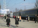 K rýchliku do Voroneže pripájajú lokomotívu, 16.4.2006, Mariupol, © Jakub Ulaher