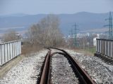 Nadjazd nad diaľnicou. V týchto miestach trať dosahuje najvyšší bod. Pohľad smerom na Piešťany. 8.4.2006, © Ing. Marko Engler