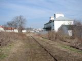 Ukončenie trate Piešťany - Vrbové na severnom zhlaví. Vpravo objekt sila, kam viedla vlečka. 8.4.2006, © Ing. Marko Engler