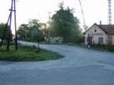 Priecestie v Čakajovciach v km 43,677 pretína zastávku na dve polovice, Čakajovce, 25.9.2003, © Štb