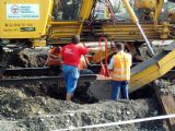 Pracovníci Trnavskej stavebnej spoločnosti, a. s. pri odkopávaní podvalov pod 1. traťovou koľajou; 22.7.2006 © Ing. Roman Balaj