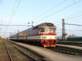 854.212-8 čeká na další výkon (Pardubice hl.n. - 14.4.2005), © PhDr. Zbyněk Zlinský