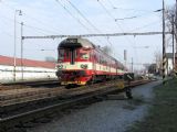 854.217-7 odjíždí v čele Os 5303 Pardubice - Havlíčkův Brod (Rosice nad Labem - 5.4.2005), © PhDr. Zbyněk Zlinský