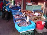 Ponuka na trhovisku je pestrá – ani ryby nechýbajú, Ľvov, 15.6.2006, © Tomino