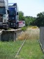 Už len nechať naložiť tie kamióny na železničné vozne... (Súčasnosť nákladnej železničnej dopravy na Slovensku: železničnú vlečku necháme zarásť, zakúpime kamióny a je to!) 15.7.2006, © Marko Engler