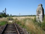 Železnici do Topoľčianok žiaľ už ani svätá voda nepomôže... (pohľad od Topoľčianok) 15.7.2006, © Marko Engler