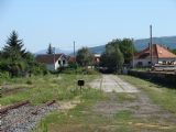 Za koncami koľají je cesta zo Zlatých Moraviec a rodinné domy. 15.7.2006, © Marko Engler