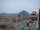 Rozpaľovanie koľajníc a odstraňovanie štrku (2. TK medzi Piešťanmi a Hornou Stredou). 17.9.2006, © Marko Engler