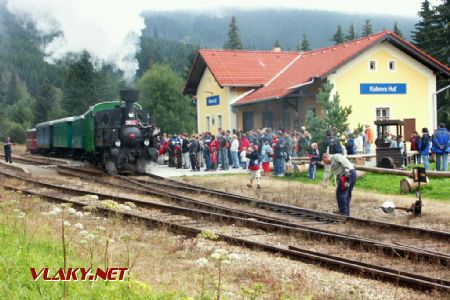 O posun soupravy v Kubově Huti byl velký zájem. Mimo cestujících se o již tradiční akci zajímali i další návštěvníci Šumavy, včetně zahraničních. 29.9.2006, © Jan Kubeš