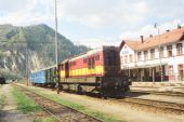 žst. Podbrezová, 721.114+služobné D+vozeň Fa (Mn do Hronca), 30.04.01© Radoslav Macháček