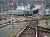 Keď nie je vidieť nebo, je ťažko určiť, že ide o stanicu v Trnave. Návestidlá v nákladnej časti sú už nové, vľavo je nová výhybka, na mieste ktorej bola dvojitá koľajová spojka. 31.8.2006