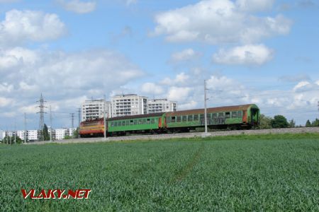 240 115-5 v čele EOs Trnava - Kúty na preloženej trati. Už by to chcelo ľahké elektrické motorové jednotky... 20.5.2006, © Marko Engler