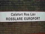 Rosslare Europort - všadeprítomné názvy v Írštine ktorou takmer nikto nehovorí... 31.9.2006 © Emil Schenk